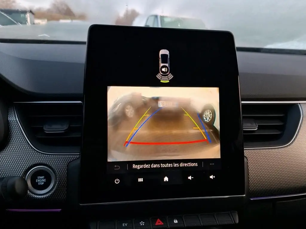 Coffre ouvert vu de l'arrière d'une Renault Arkana noire métal 2023, montrant un espace de chargement propre et spacieux.