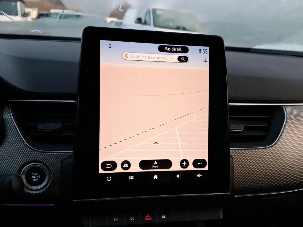 Coffre ouvert d’un Renault Arkana noir métal 2023, montrant la roue de secours et les outils de bord rangés sous le plancher.