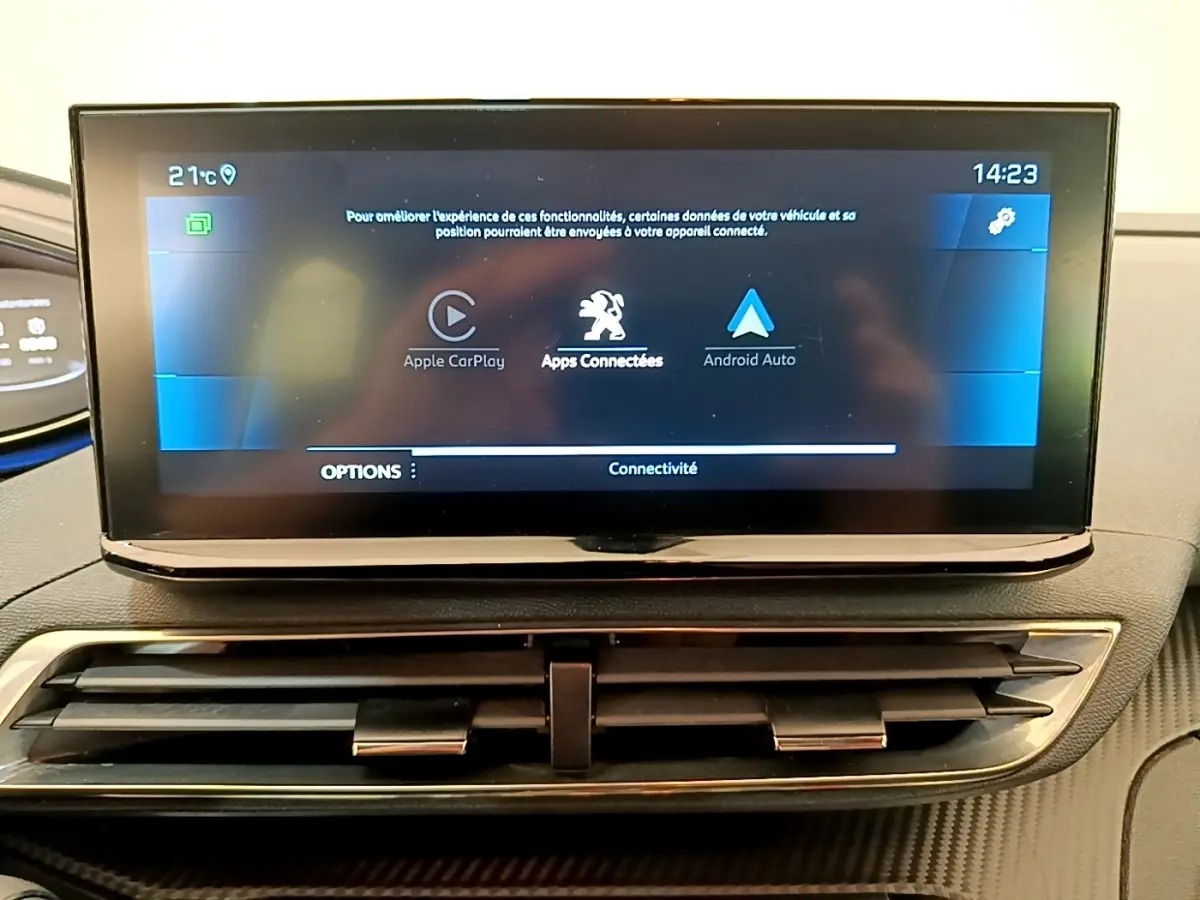 Écran tactile central du tableau de bord du Peugeot 5008 bleu, affichant Apple CarPlay et Android Auto.