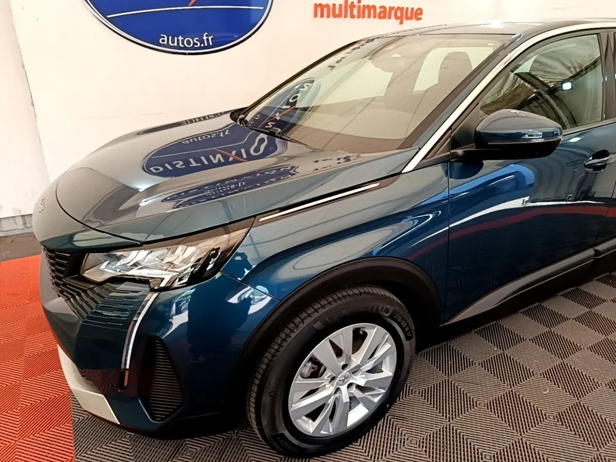 Peugeot 5008 bleu en 3/4 avant droit, mettant en valeur ses phares LED et ses jantes alliage argentées.