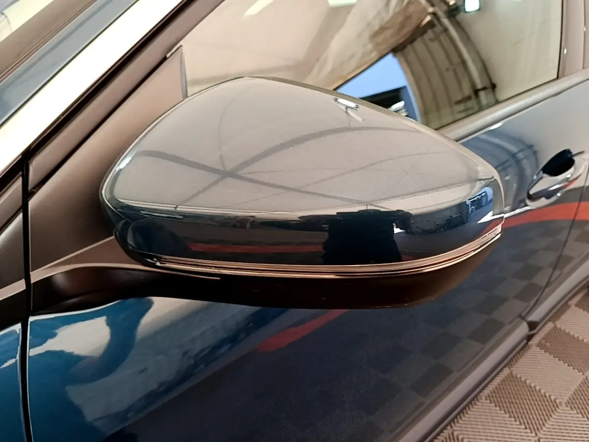 Rétroviseur droit bleu brillant du Peugeot 5008 2021, avec clignotant intégré, vue rapprochée côté conducteur.