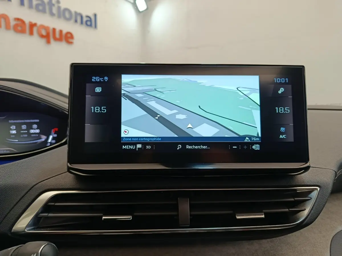 Vue rapprochée de l’écran tactile central du tableau de bord du Peugeot 3008 GT Pack rouge 2022 affichant la navigation 3D.