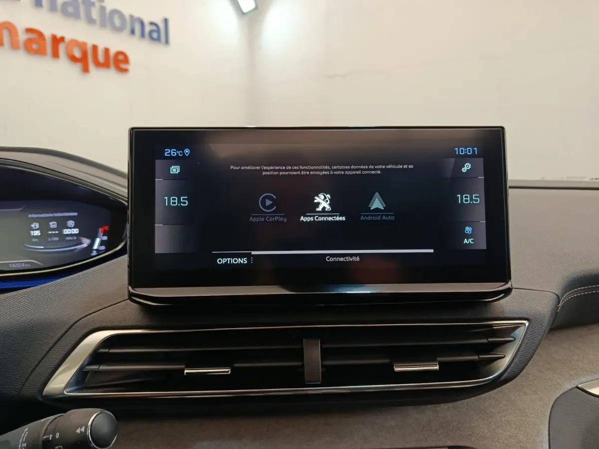 Vue rapprochée de l’écran tactile central du tableau de bord du Peugeot 3008 avec affichage Apple CarPlay et Android Auto.