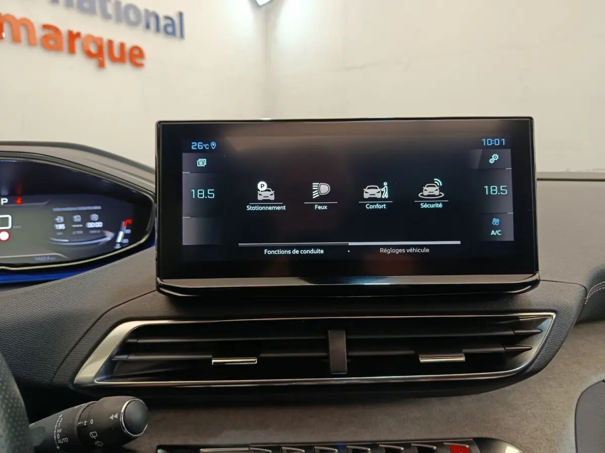 Écran tactile central affichant les réglages de conduite du Peugeot 3008 GT Pack, intérieur noir, vue frontale rapprochée.