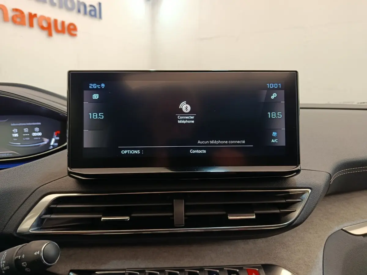 Écran tactile central affichant la climatisation et la connexion Bluetooth sur Peugeot 3008 GT Pack 2022.