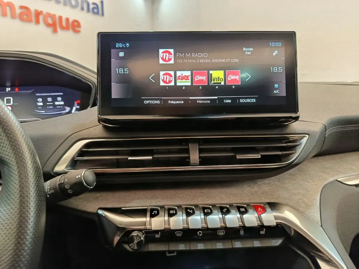 Vue intérieure du tableau de bord du Peugeot 3008 GT Pack 2022, avec écran tactile central et commandes piano.