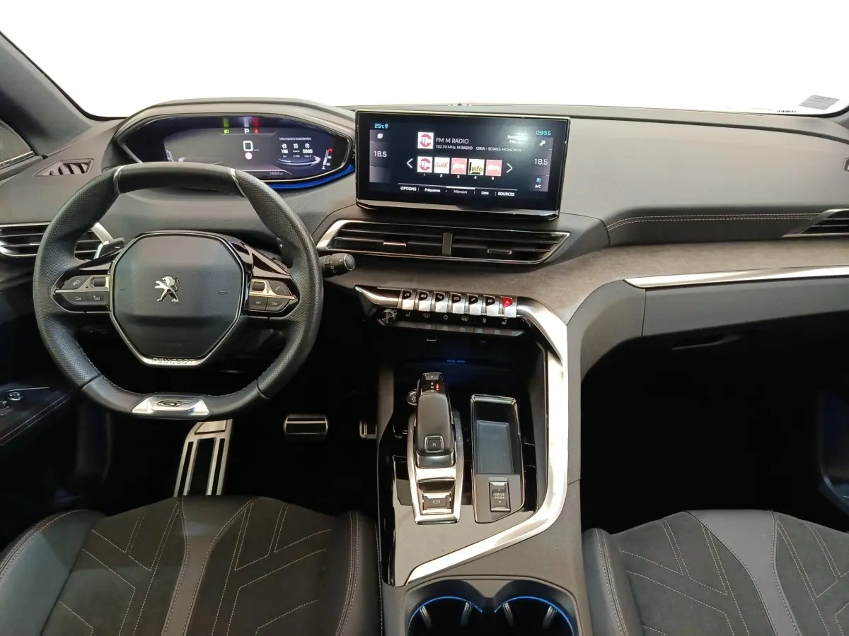 Intérieur Peugeot 3008 GT Pack 2022 vu de face, tableau de bord digital et console centrale moderne noire.