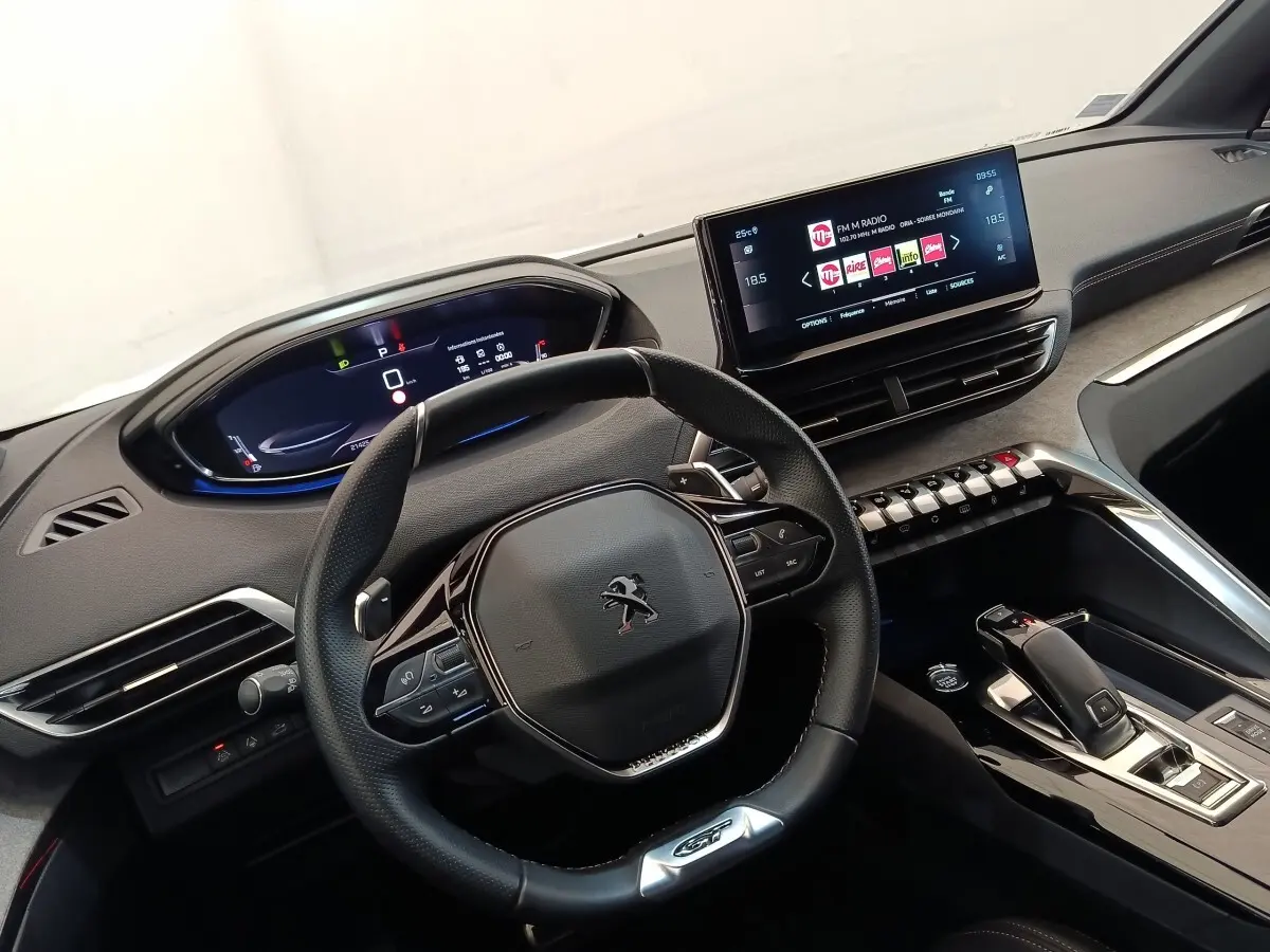 Vue intérieure du tableau de bord du Peugeot 3008 GT Pack 2022 avec volant cuir GT et écran tactile central.