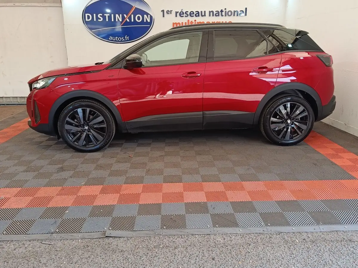 Peugeot 3008 PureTech 130 GT Pack rouge vue de profil côté gauche, jantes noires et toit noir contrasté.