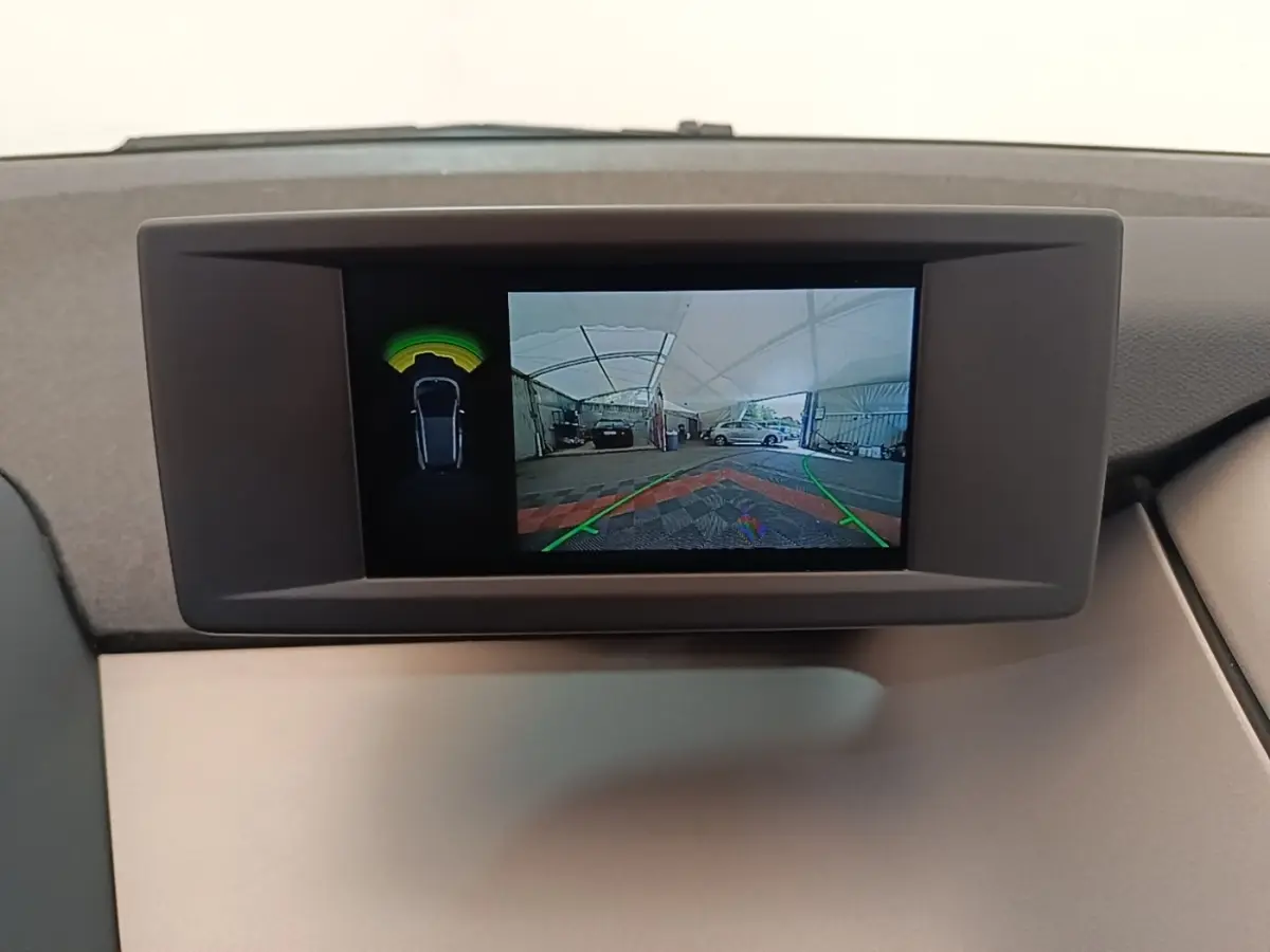 Écran central de la BMW i3 120 Ah 2020 montrant la caméra de recul avec guidage et capteurs de stationnement.
