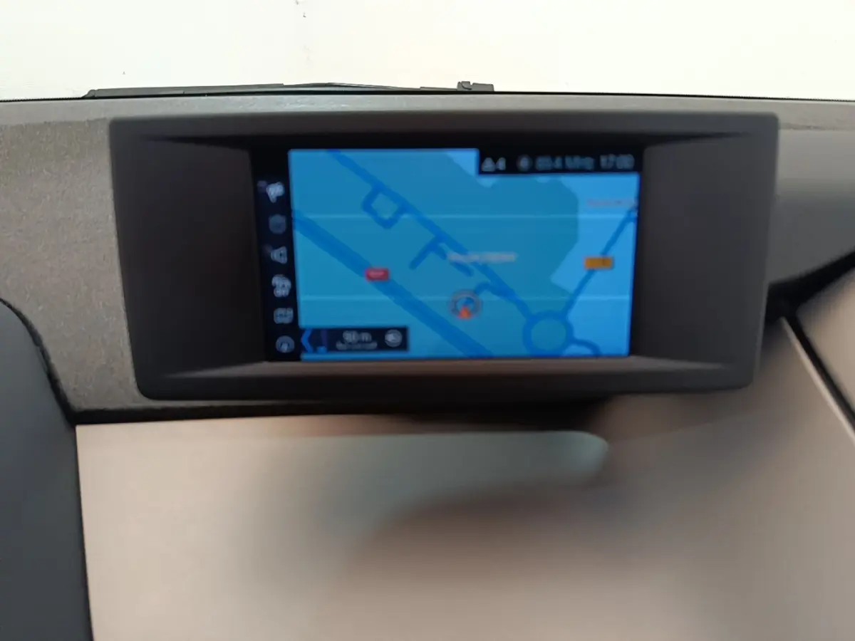Écran de navigation 6,5 pouces sur tableau de bord intérieur de BMW i3 noir, version 120 Ah Atelier 2020.