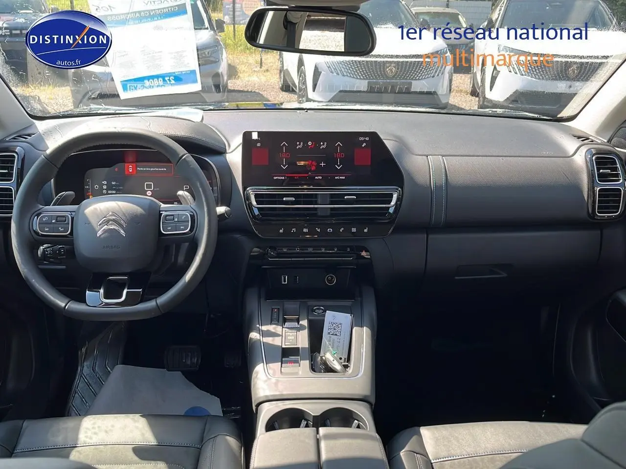 Intérieur du Citroën C5 Aircross 2025 en vue avant, tableau de bord noir avec écran tactile et volant multifonction.