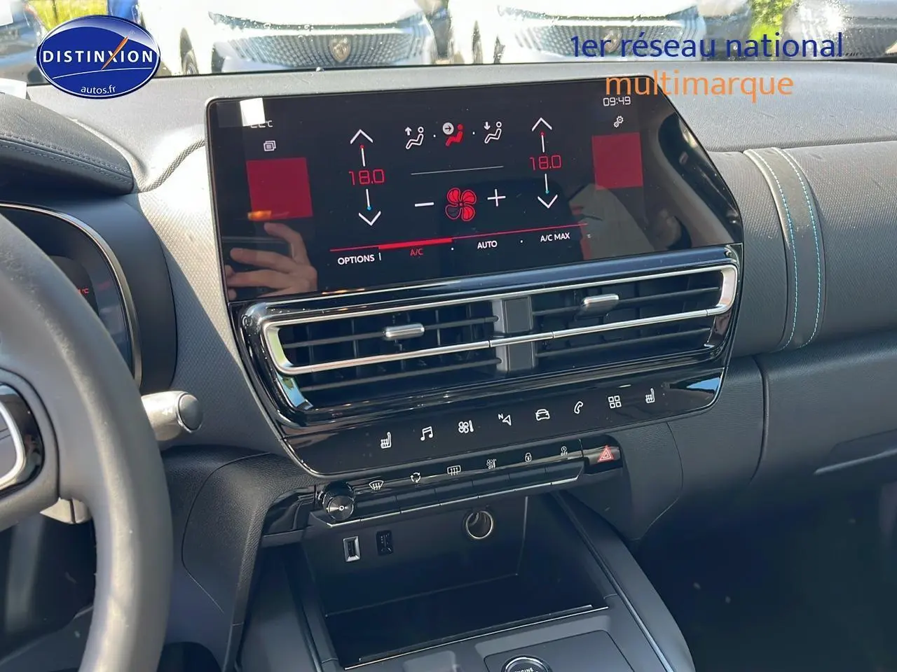 Tableau de bord et console centrale du Citroën C5 Aircross noir 2025 avec écran tactile et climatisation bi-zone.