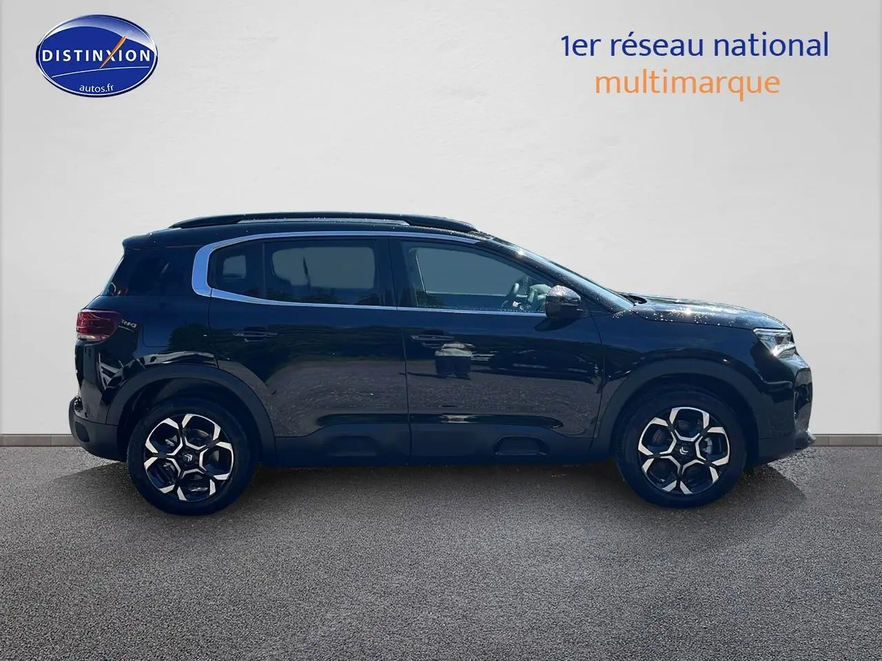 Profil droit du SUV Citroën C5 Aircross noir avec jantes alu 18 pouces et barres de toit noires.