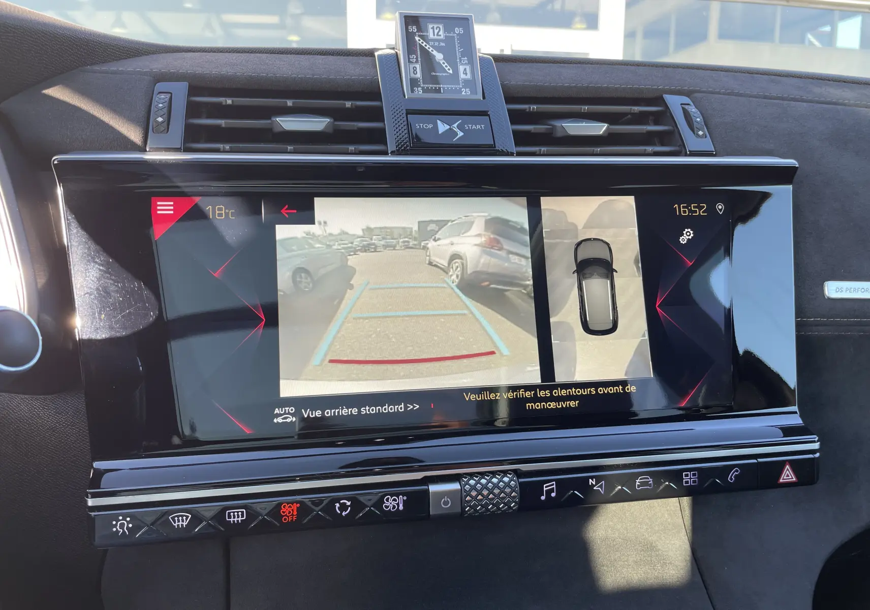 Écran central du DS7 gris Artens montrant la caméra de recul et l'affichage 360° dans l'habitacle lumineux.