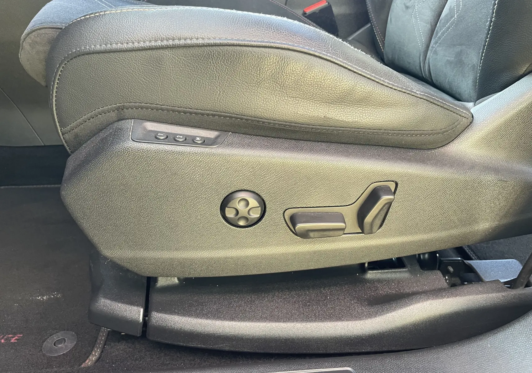 Réglages électriques du siège avant gauche en cuir noir et tissu gris du DS7 gris Artens 2018.