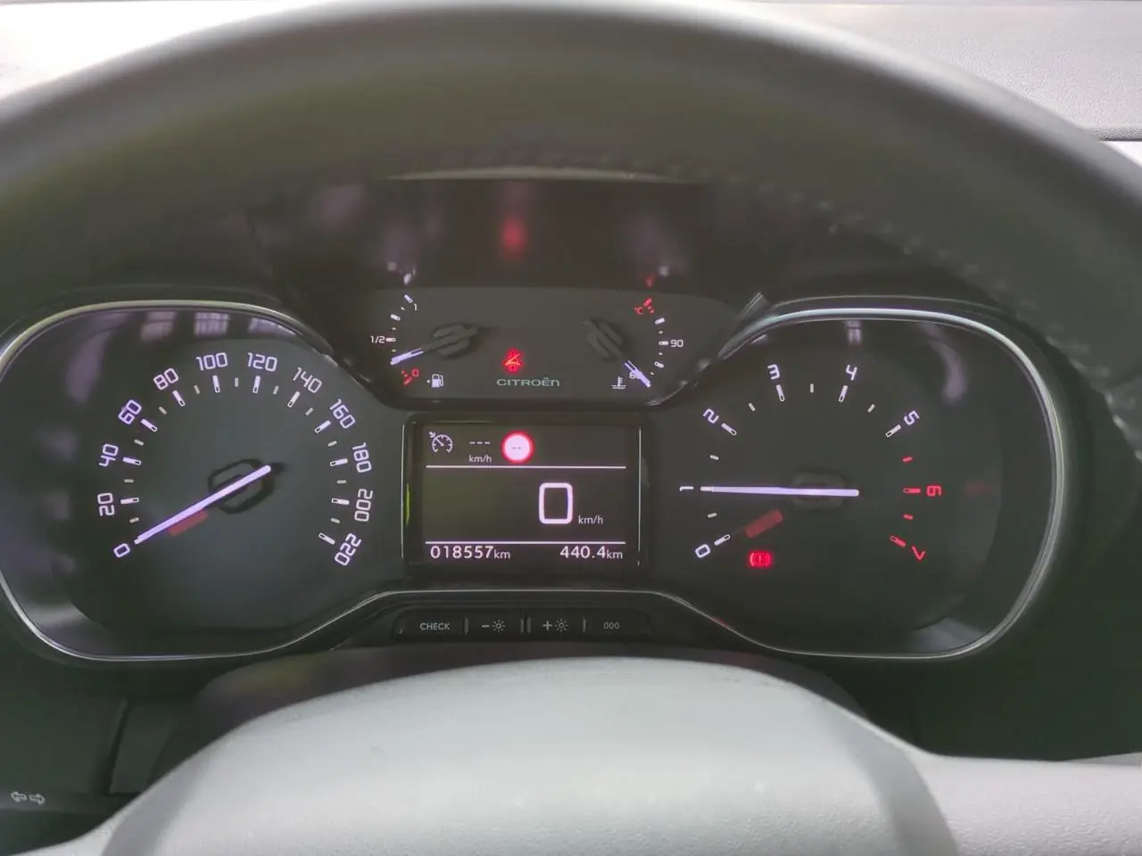 Vue rapprochée du tableau de bord numérique du Citroën C3 Aircross gris foncé, affichant la vitesse à 0 km/h.