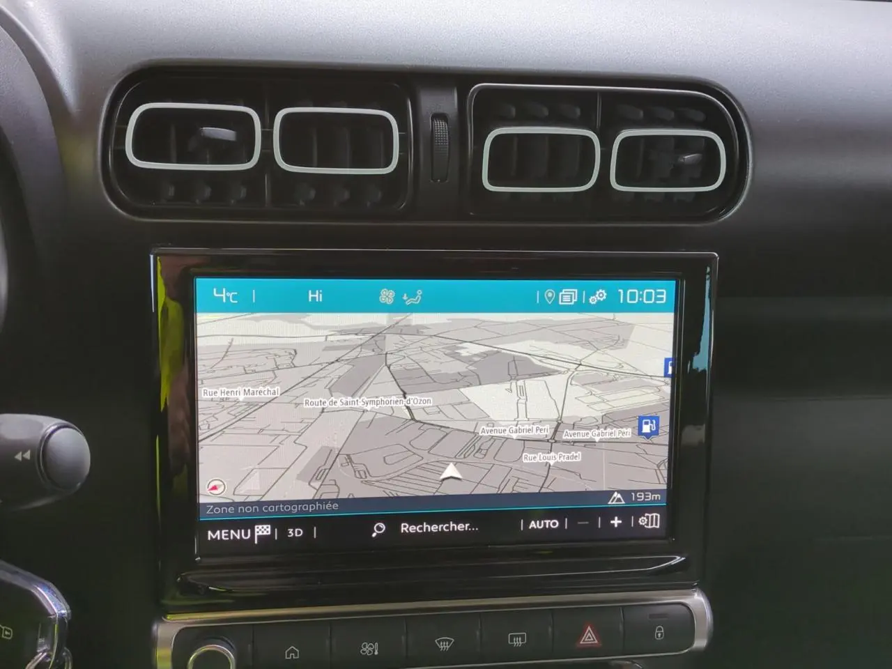 Gros plan sur l’écran tactile central de navigation du tableau de bord du Citroën C3 Aircross gris foncé, 2024.