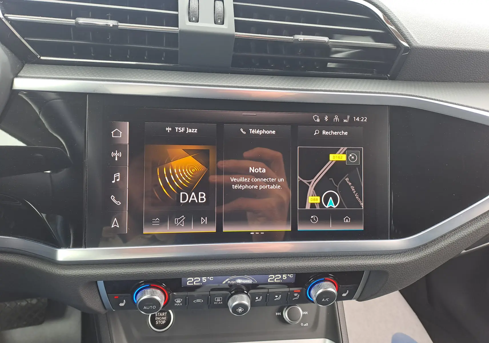 Vue rapprochée de l’écran tactile central et de la console de climatisation de l’Audi Q3 35 TDI gris nano 2023.