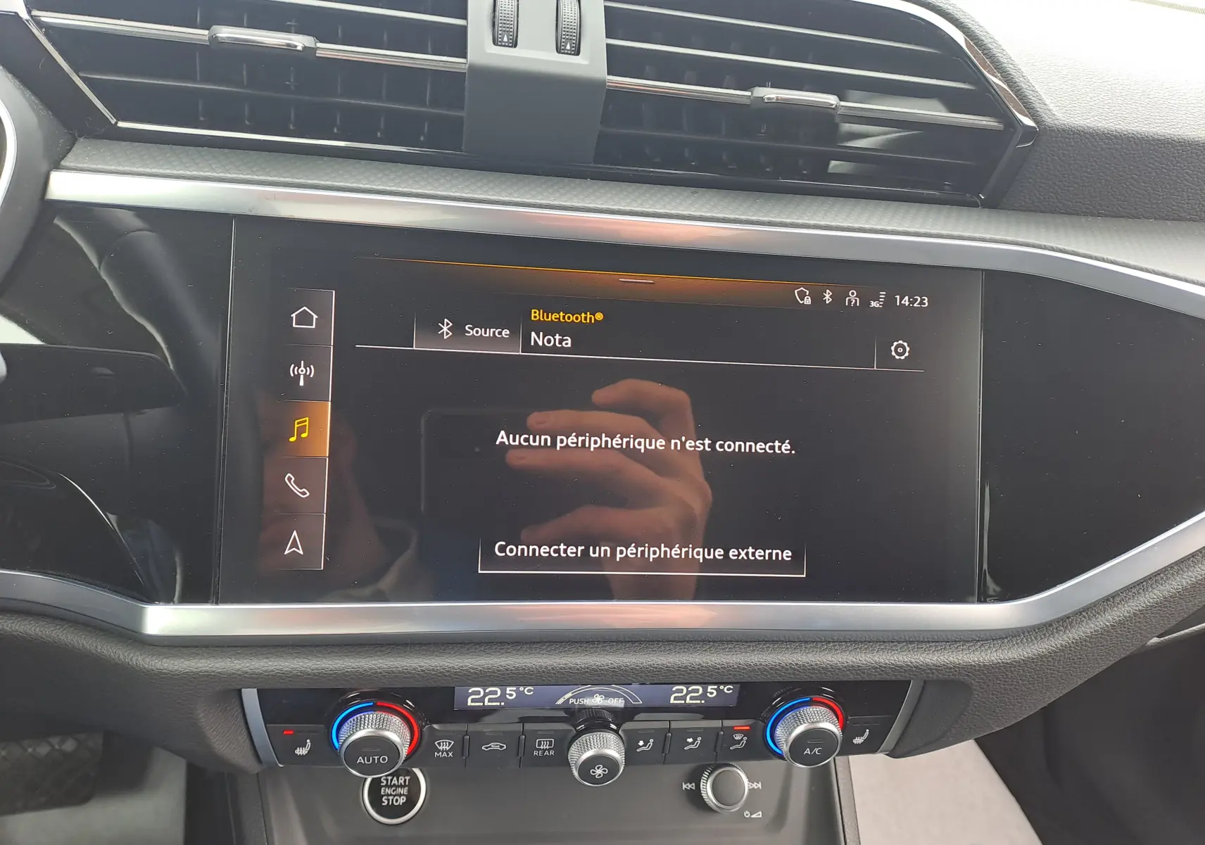 Écran tactile central et commandes de climatisation du tableau de bord de l'Audi Q3 gris nano 2023.