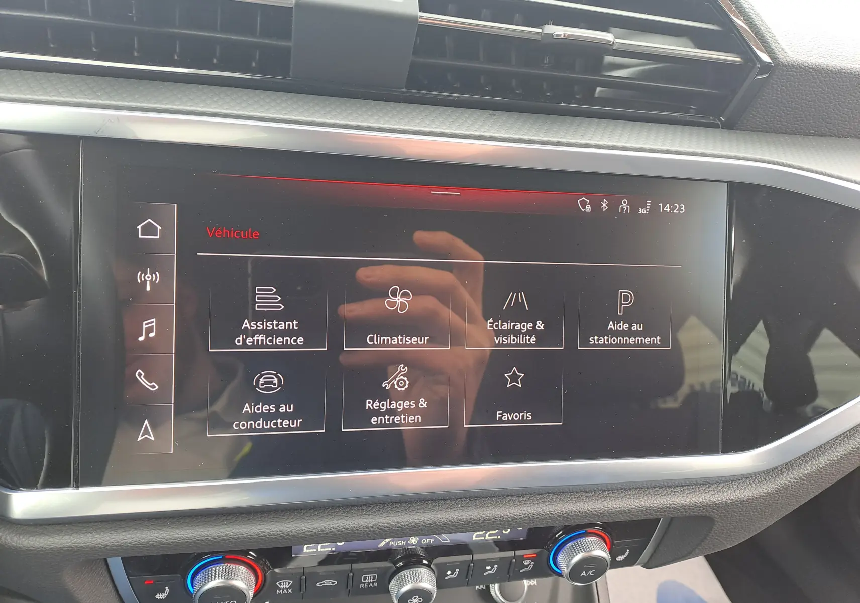 Écran tactile central de l’Audi Q3 35 TDI 2023 affichant le menu des aides à la conduite, vue intérieure frontale.