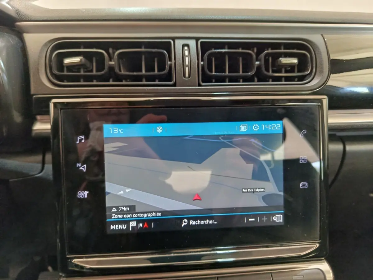 Écran tactile central du système de navigation 3D de la Citroën C3 PureTech 83 blanc, vue rapprochée intérieure.