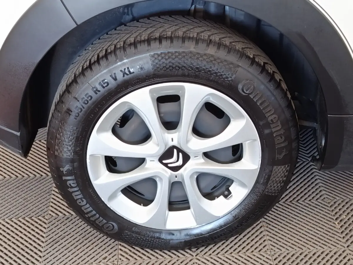 Gros plan sur la roue avant gauche blanche d'une Citroën C3 2022 avec jante en alliage et logo Citroën central.