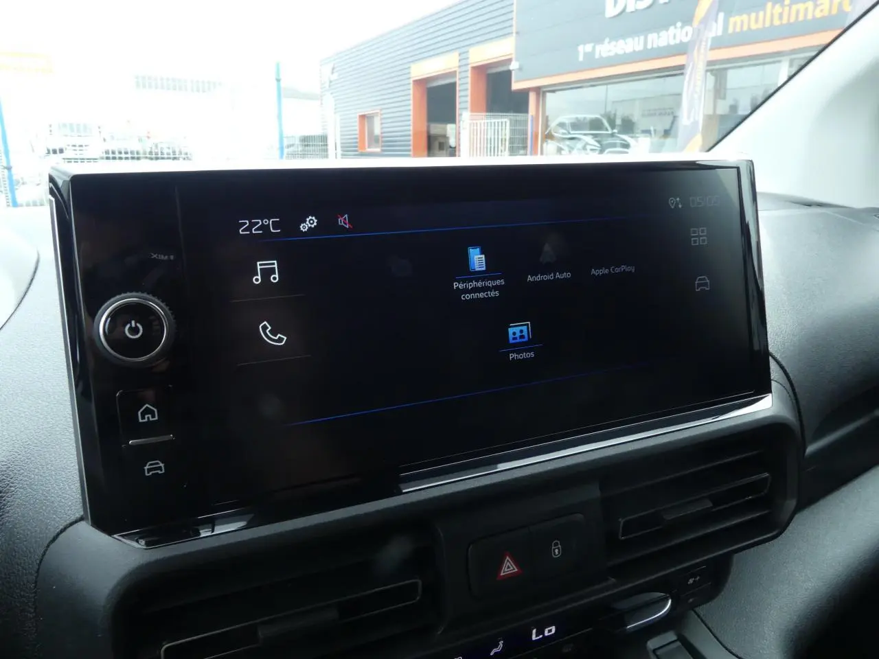 Écran tactile 10 pouces du tableau de bord du Peugeot Partner XL gris métallisé, affichant les options connectées.