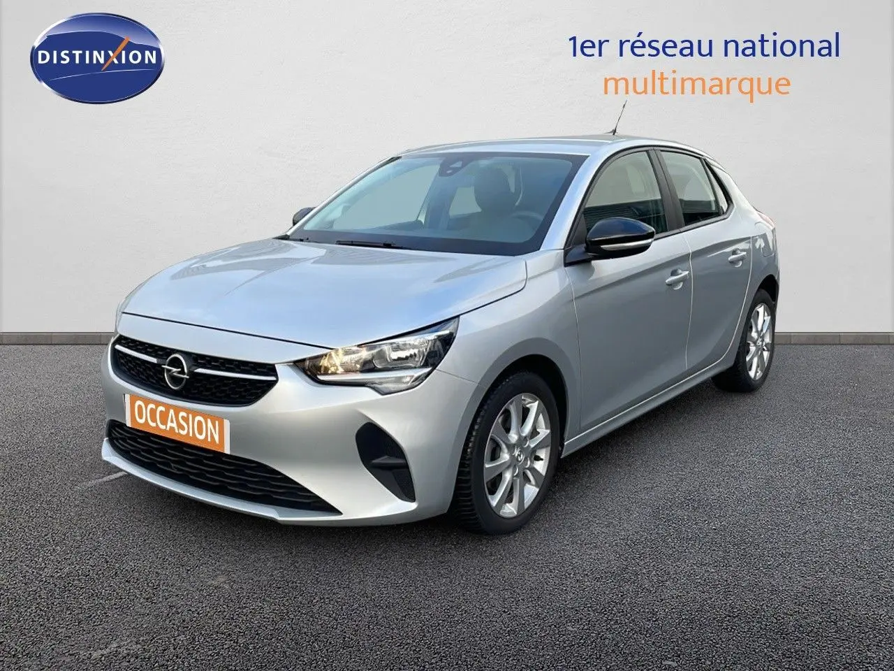 Vue 3/4 avant droite d'une Opel Corsa gris kristall metal de 2022 avec plaque "OCCASION" visible sur le pare-chocs.