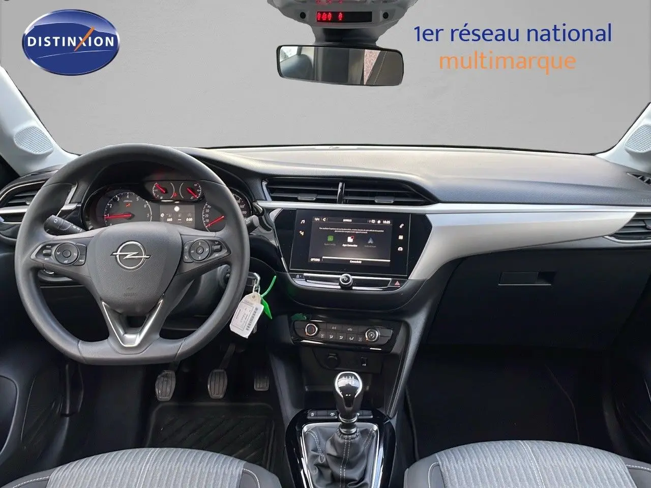 Intérieur de l'Opel Corsa 1.5 Turbo D 102ch 2022, vue du tableau de bord avec volant et levier de vitesse manuelle.
