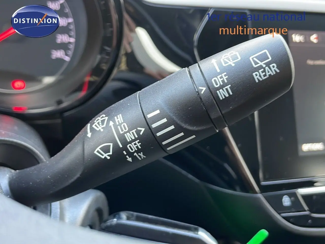 Gros plan sur la commande d'essuie-glace de l'Opel Corsa gris Kristall Metal, version 1.5 Turbo Diesel 2022.