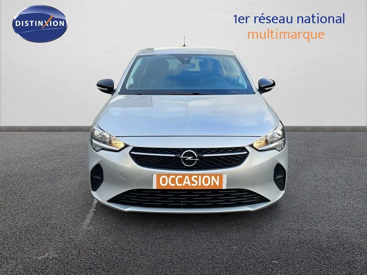 Opel Corsa 1.5 Turbo D gris kristall metal vue de face avec plaque occasion sur fond neutre.