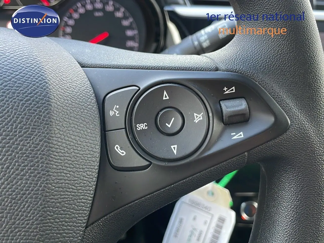 Gros plan sur les commandes au volant d'une Opel Corsa 2022 gris Kristall Metal, version diesel 1.5 Turbo D Edition.