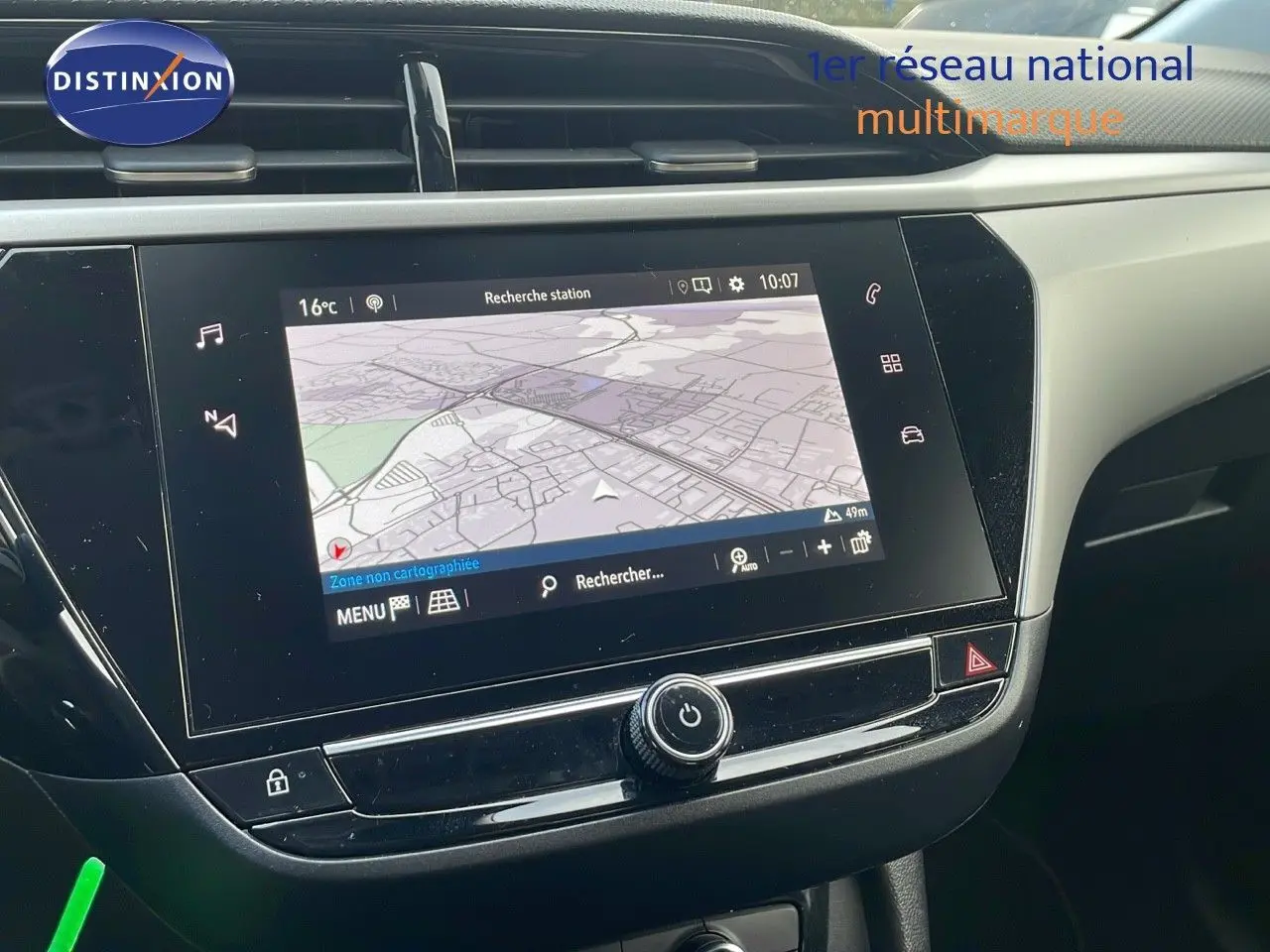Vue rapprochée de l'écran tactile central avec navigation de l'Opel Corsa gris Kristall Metal 2022.