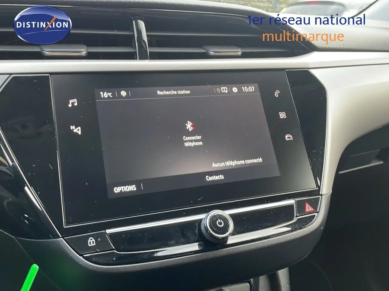 Écran tactile central de l’Opel Corsa gris Kristall Metal 2022, affichant la connexion Bluetooth au téléphone.