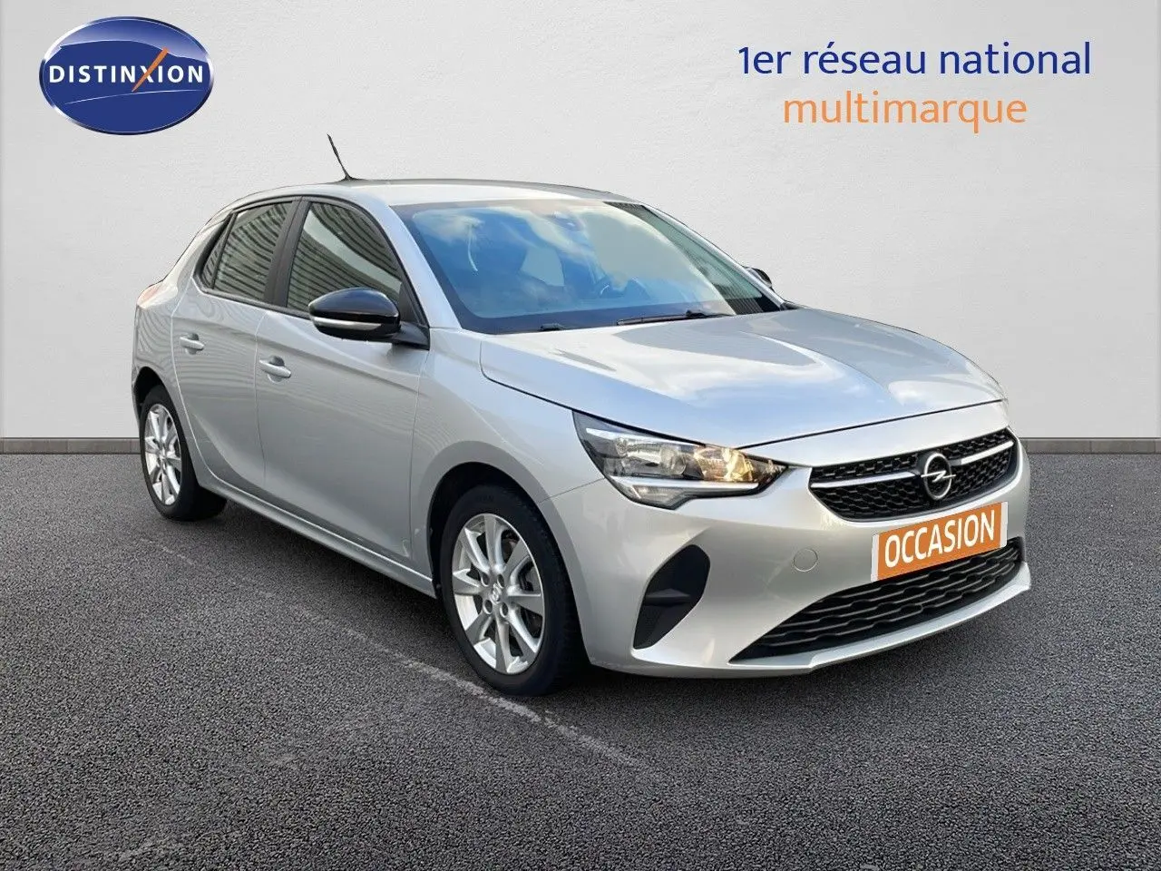 Opel Corsa 1.5 Turbo D gris kristall metal vue 3/4 avant droit avec plaque occasion visible.