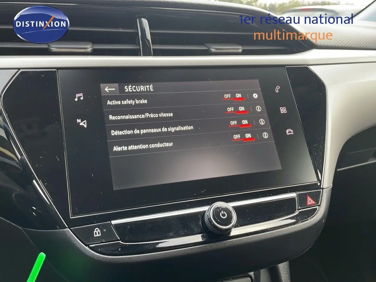 Écran tactile du système multimédia de l’Opel Corsa gris Kristall Metal, affichant les options de sécurité.