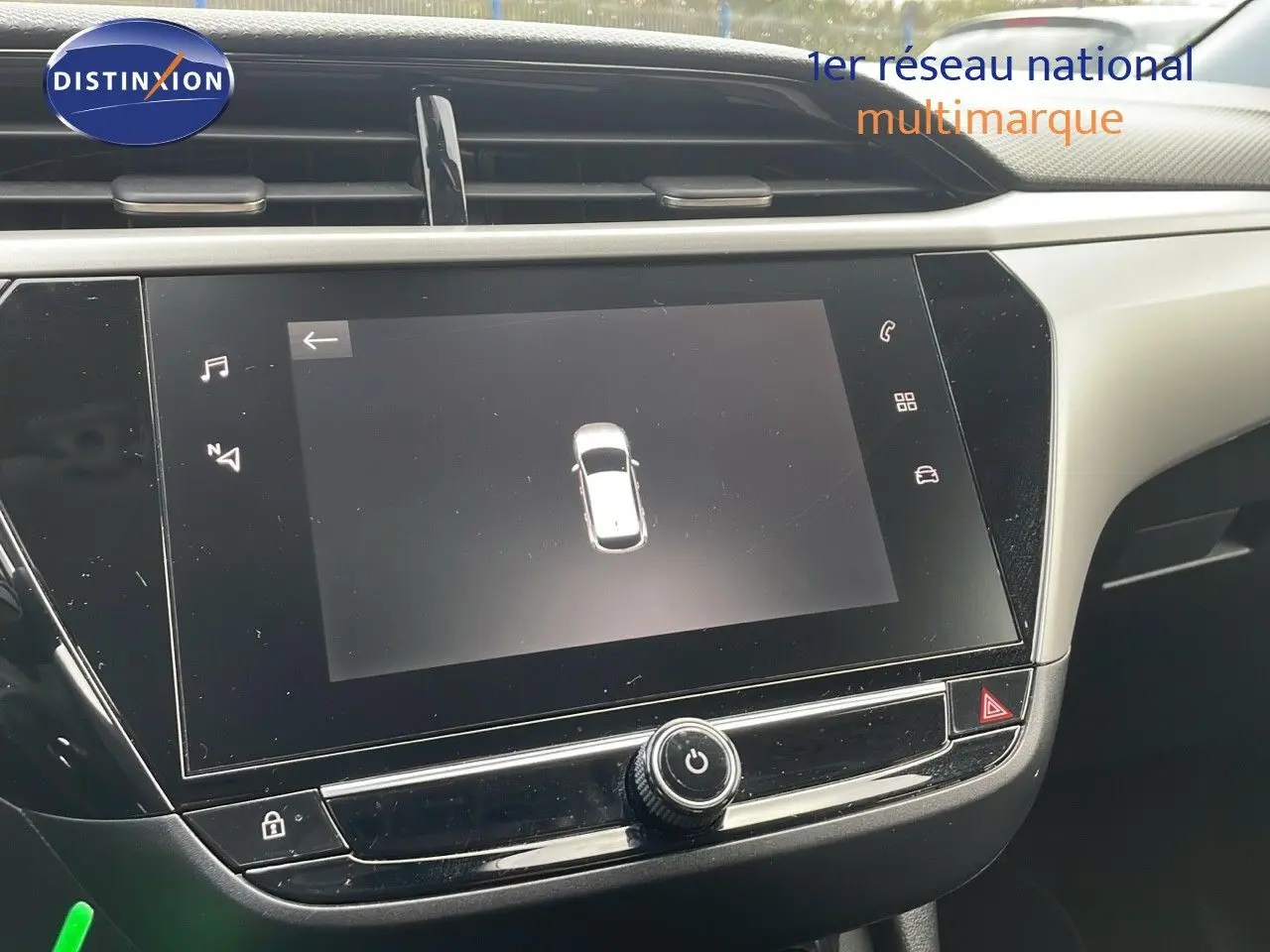 Écran tactile central de l'Opel Corsa gris Kristall Metal 2022 affichant une vue du véhicule en plan rapproché.