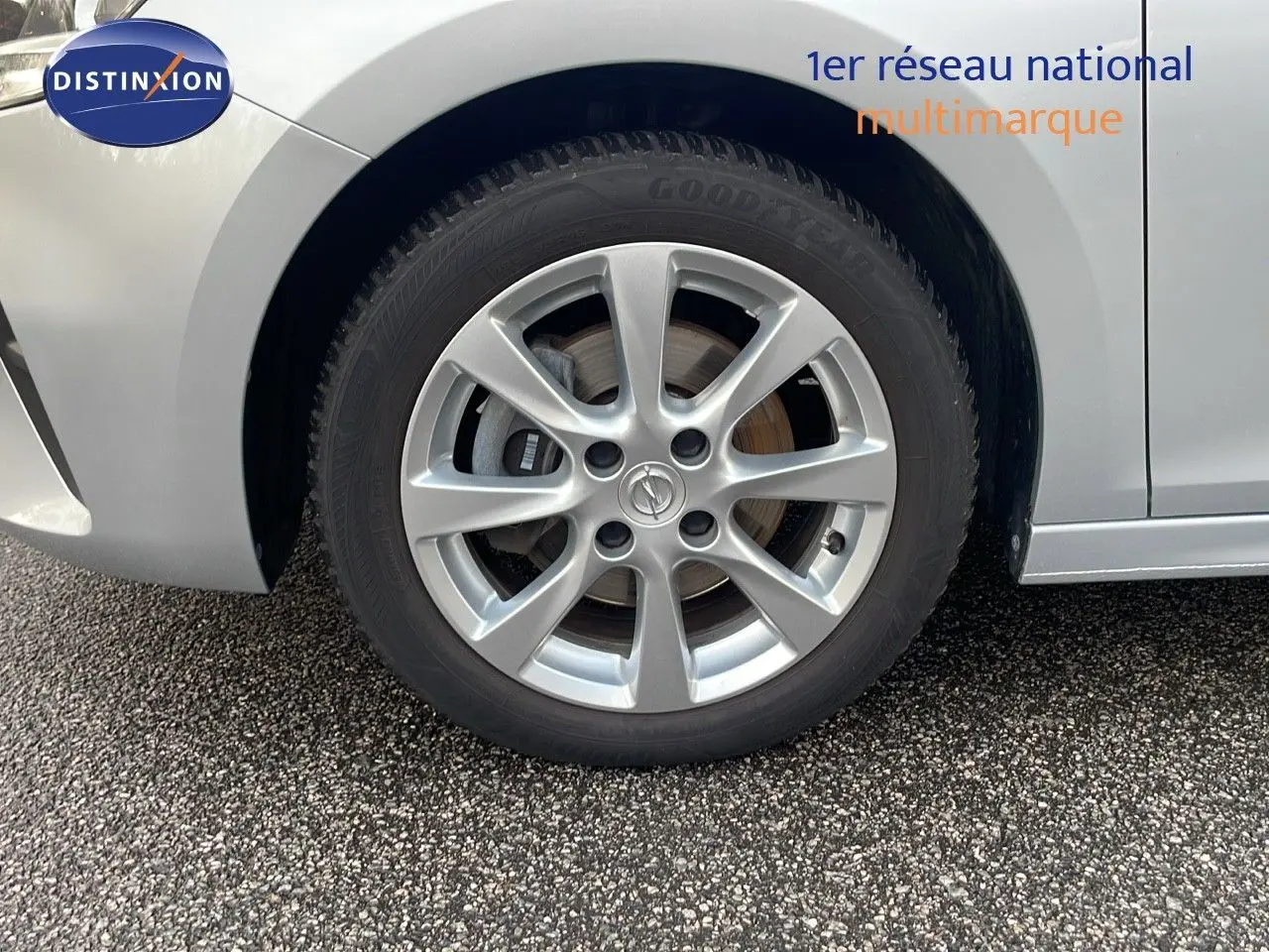 Gros plan sur la roue avant gauche d'une Opel Corsa 2022 gris Kristall Metal avec jante alliage et pneu Goodyear.