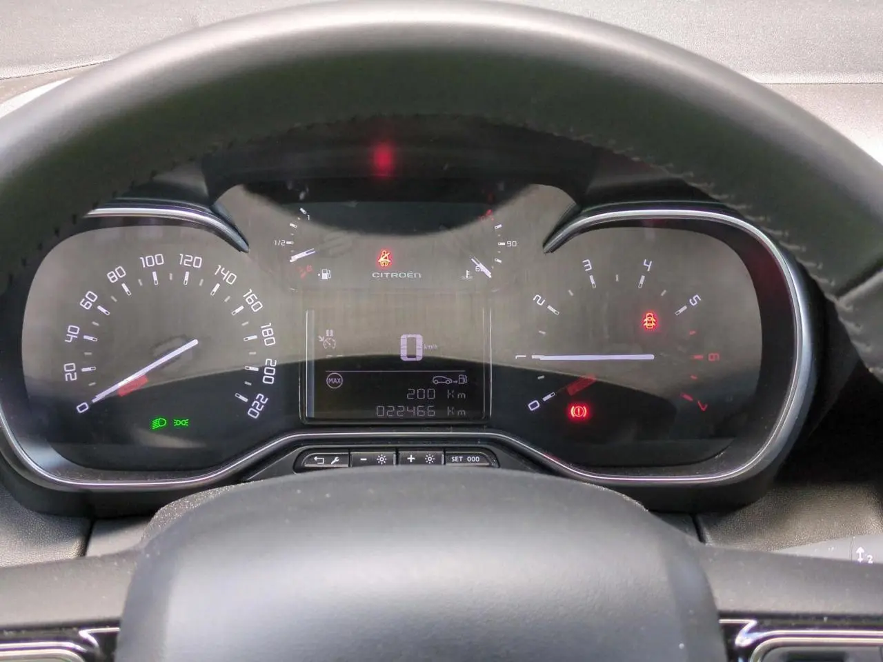 Tableau de bord de Citroën C3 Aircross 2024 avec affichage numérique et compteurs analogiques, volant en croûte de cuir.