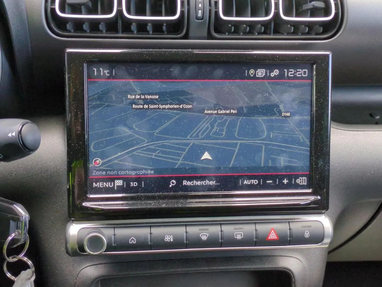 Vue rapprochée de l’écran tactile central du tableau de bord du Citroën C3 Aircross gris foncé avec navigation affichée.