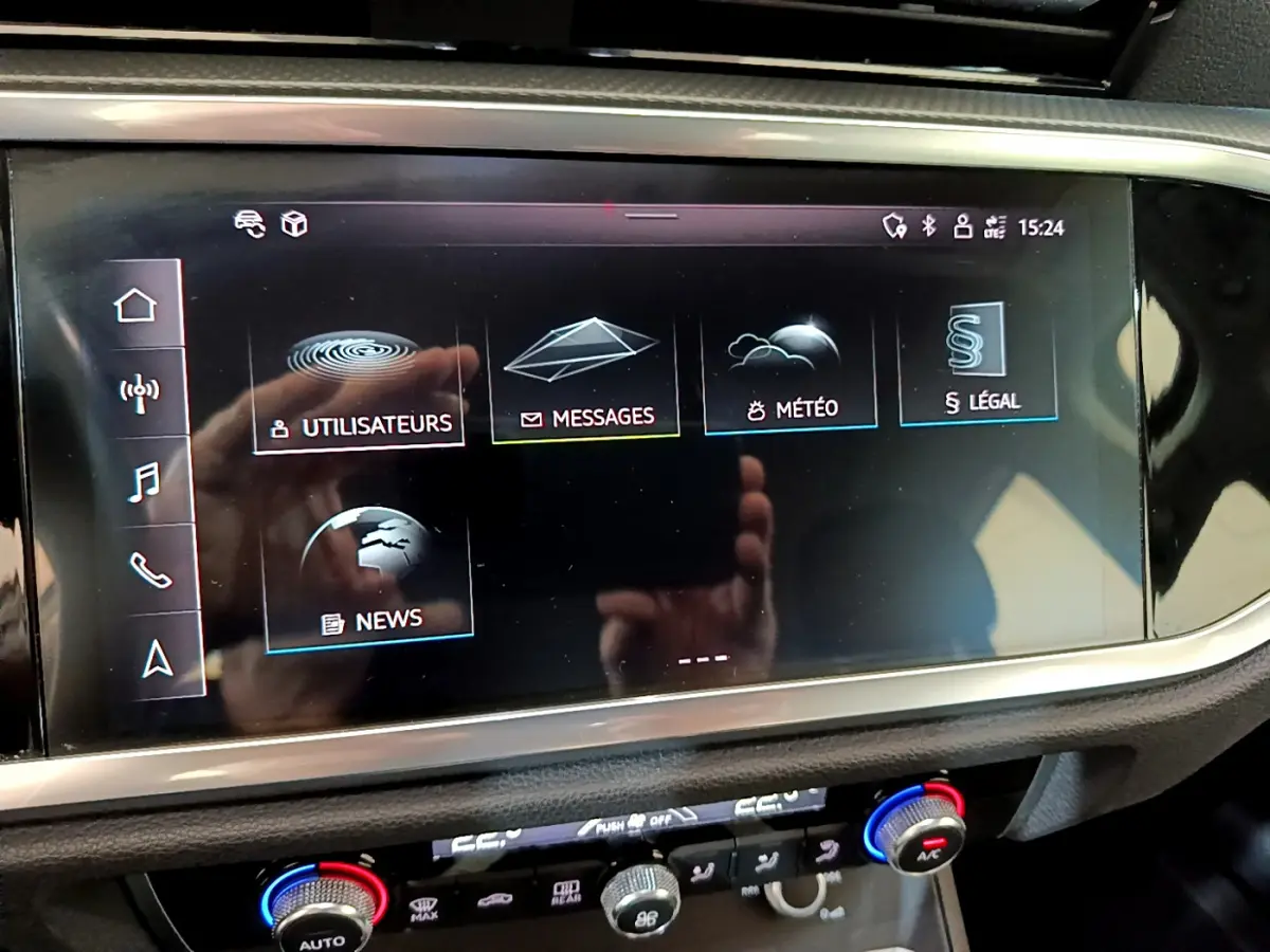 Écran tactile central de l'Audi Q3 35 TDI 150 S Tronic Business Line noir, affichant menu utilisateurs, messages et météo.
