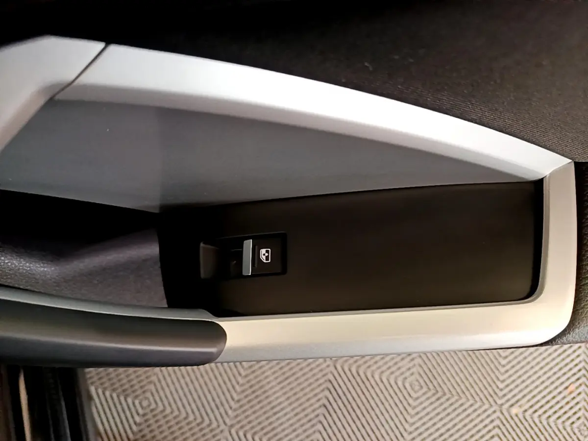 Gros plan sur la commande de lève-vitre côté gauche de l'Audi Q3 35 TDI noir, finition Business Line 2021.