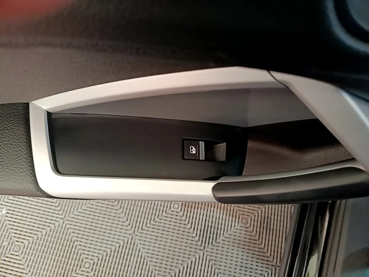 Bouton de verrouillage des portes sur la poignée intérieure côté conducteur d'un Audi Q3 noir 2021.