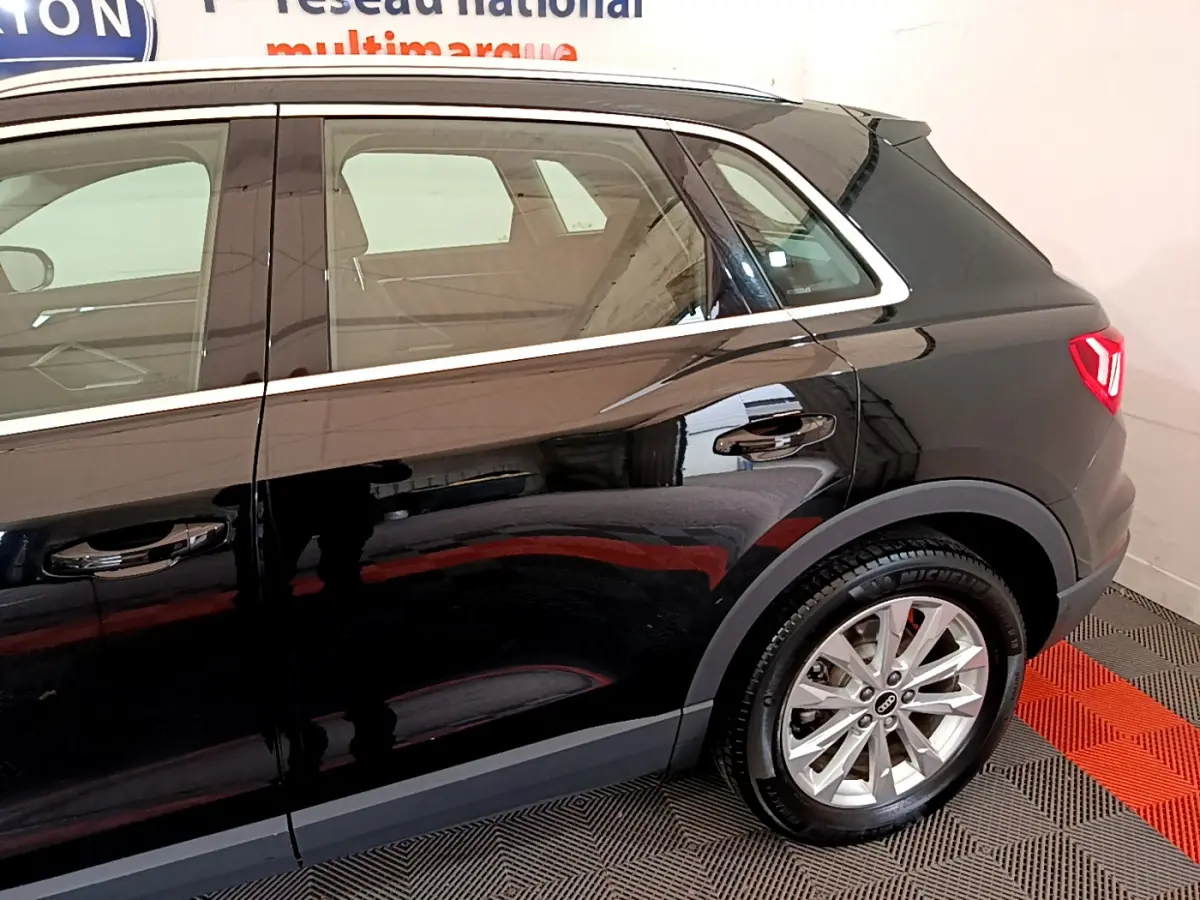 Vue latérale côté droit de l'Audi Q3 noir 2021, mettant en valeur la porte arrière et la roue arrière en alliage.