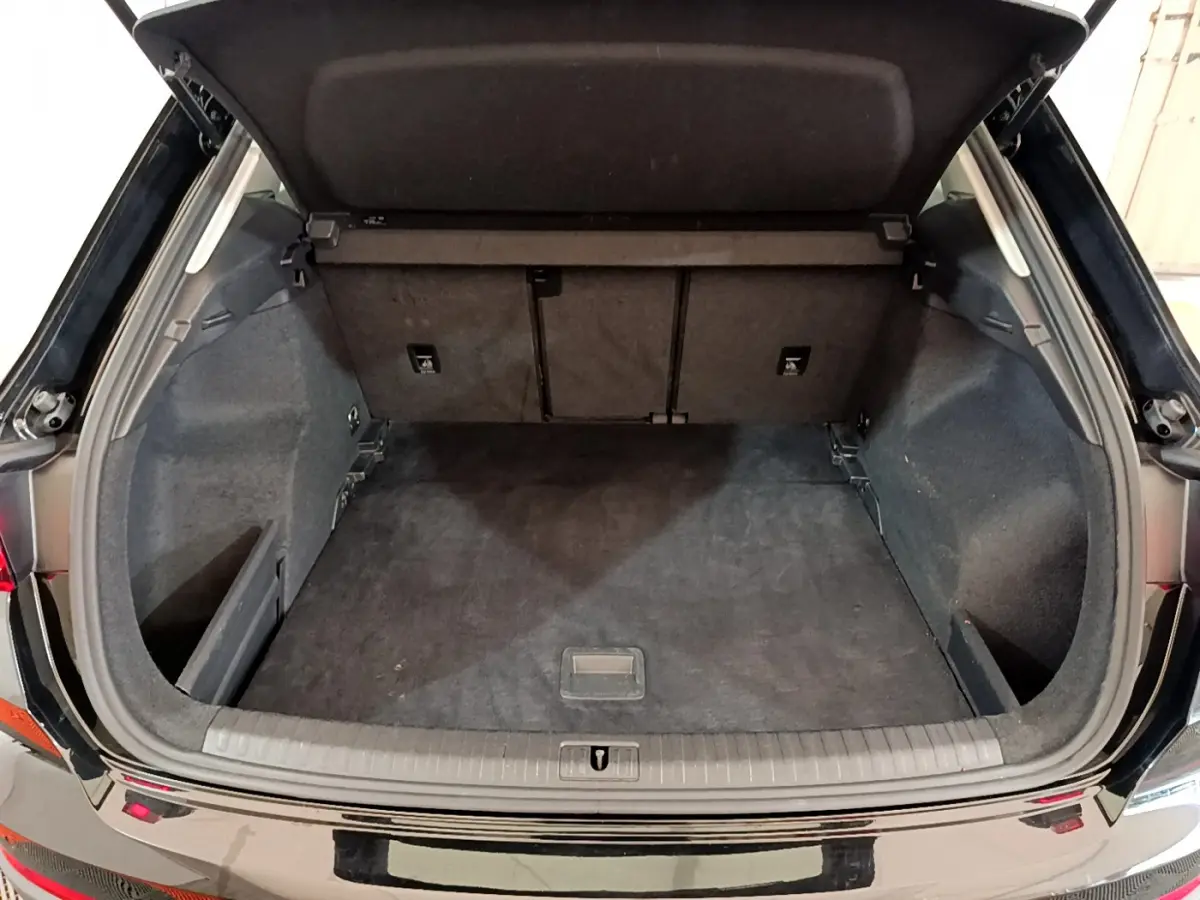 Coffre ouvert noir d'un Audi Q3 35 TDI 150 S tronic Business Line, vue arrière montrant l'espace de chargement vide.