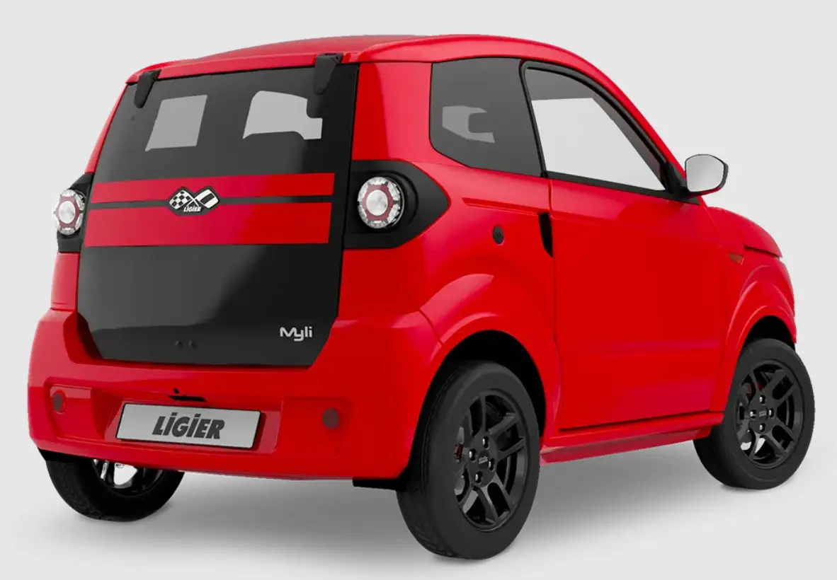 Vue 3/4 arrière droite d'une Ligier Myli rouge 2026 avec jantes alu noires et hayon arrière noir distinctif.