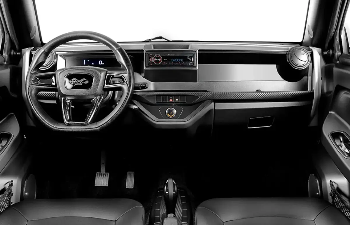 Vue frontale de l’habitacle de la LIGIER Myli 0.5 REVO D+ MAX 2026, tableau de bord noir avec autoradio Pioneer intégré.