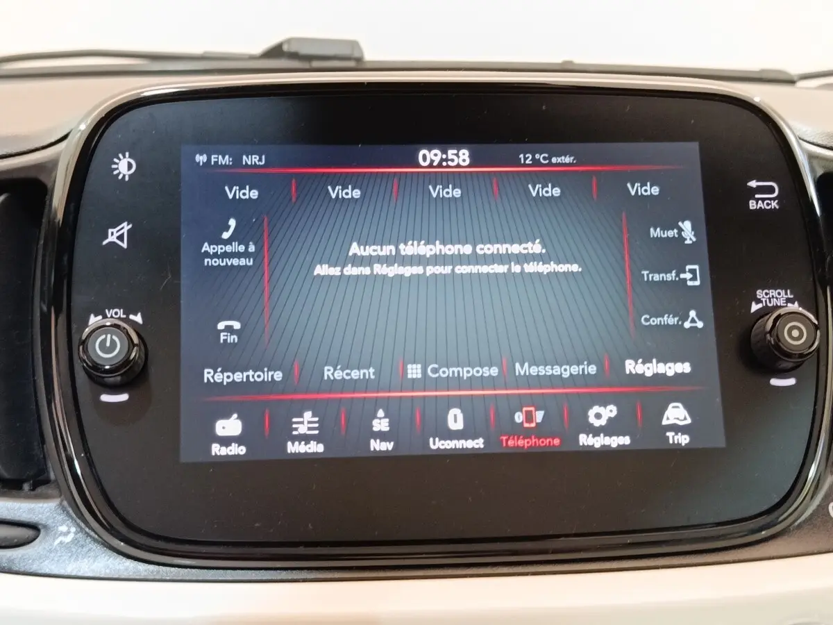 Écran tactile central de la Fiat 500 Dolcevita 2022 affichant le menu téléphone, vue rapprochée intérieure.
