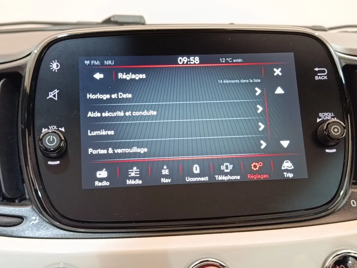 Écran tactile central du tableau de bord de la Fiat 500 Hybrid affichant le menu Réglages à 09:58.